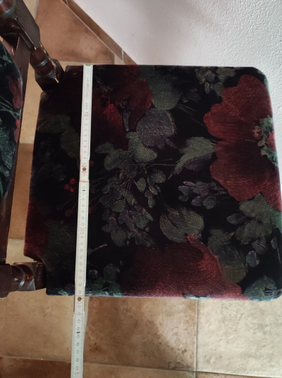 dřevěná židle s polstrováním