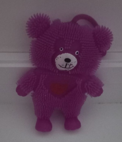 Fialový svítící a blikací medvídek.