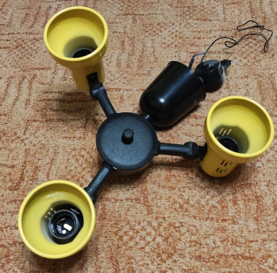 Lustr žlutý z dětského pokoje.