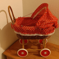 Proutěný kočárek pro panenky