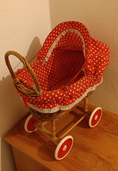 Proutěný kočárek pro panenky