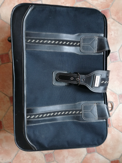 Černý kufr bez koleček