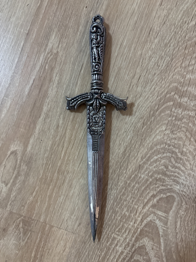 Otevírač na dopisy ve tvaru meče