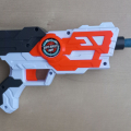 Dětská pistolka typu NERF