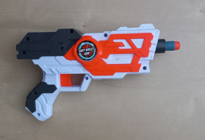 Dětská pistolka typu NERF