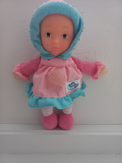 Panenka v růžových šatickách