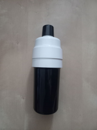 Nepoužitá plastová nádoba s lisem na citrusy