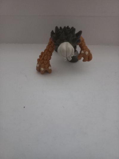 Šedohnědá figurka