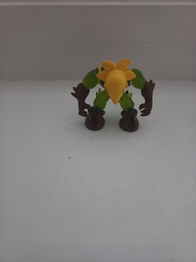 Hnědozelená figurka