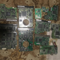 Různé desky z rozebrané elektroniky
