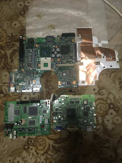 Různé desky z rozebrané elektroniky