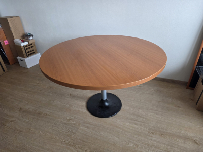 Kulatý stůl, dřevěný