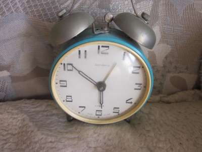 budík se dvěma zvonky