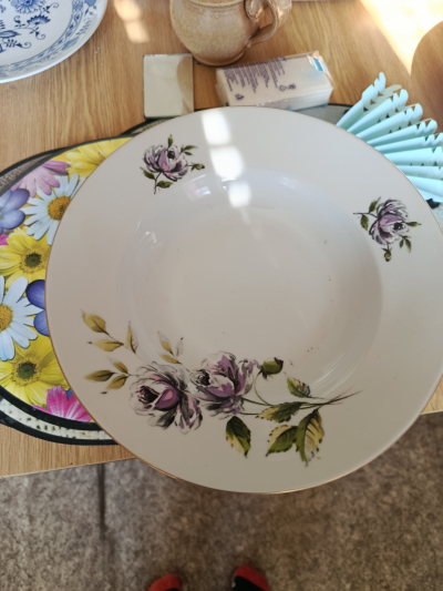 Hluboké a mělké talire