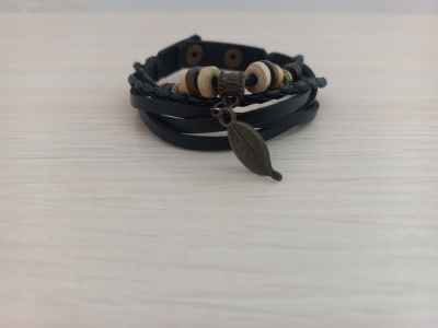 Kožený náramek s ozdobami