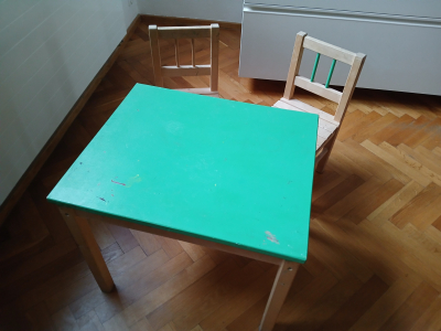 Dětský stolek a dvě židle