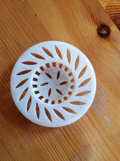 Bílé plastové sítko do dřezu č. 1