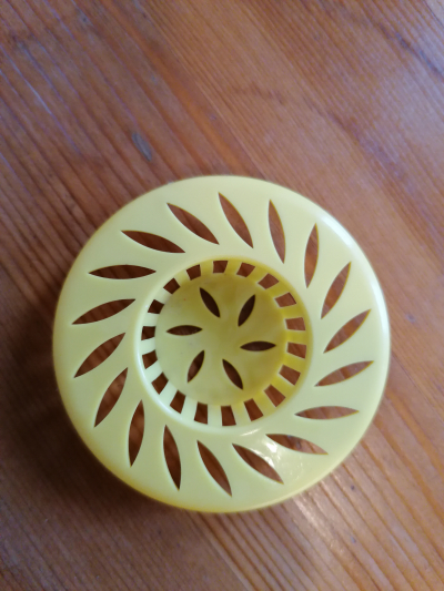 Žluté plastové sítko do dřezu