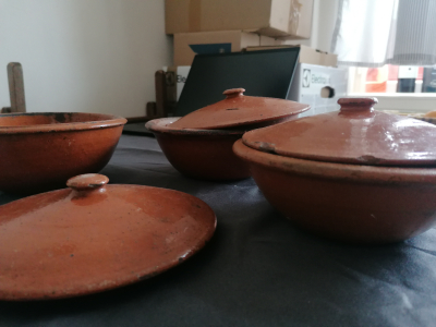 3 malé keramické mističky s pokličkou