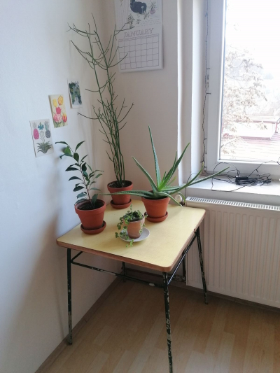 Vintage stoleček se žlutou umakartovou deskou