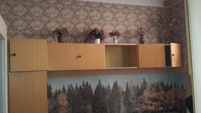 Větší množství sektorového nábytku. Spěchá