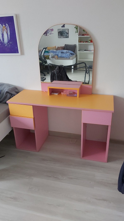 Dětský stolek se zrcadlem