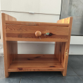 Noční stolek z masivu-borovice