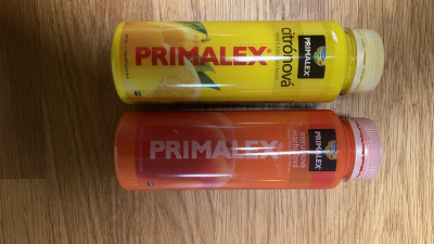 tónovací barvy Primalex, asi 2/3 v každé