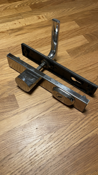 starší dveřní kování Rostex, rozteč 92 mm