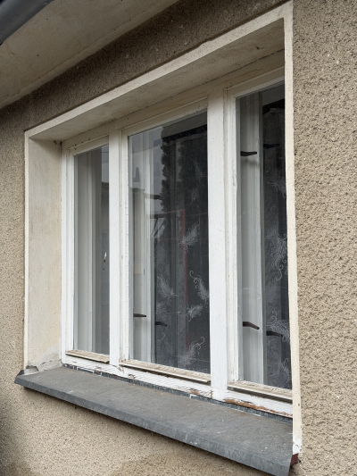 Dřevěná okna domu před demolicí