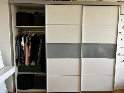 Šatní skříň (nutno rozmontovat)