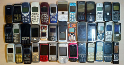 Starý funkční mobil pro invalidní důchodkyni