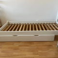 Postel s matrací a výsuvným úložným šuplíkem