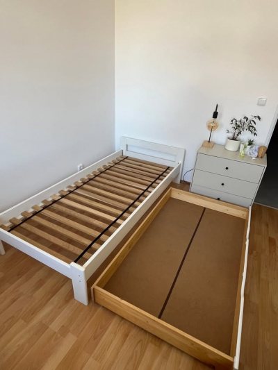 Postel s matrací a výsuvným úložným šuplíkem