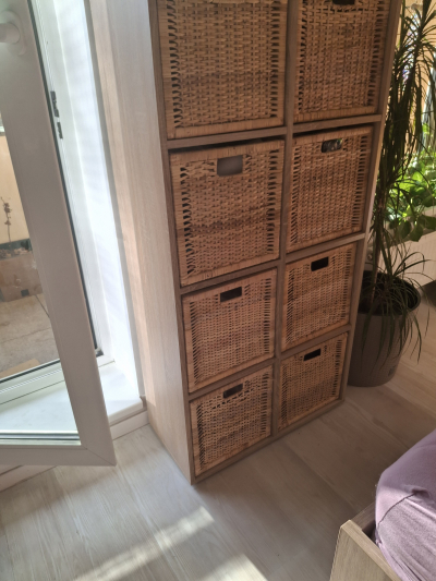 policová skříňka