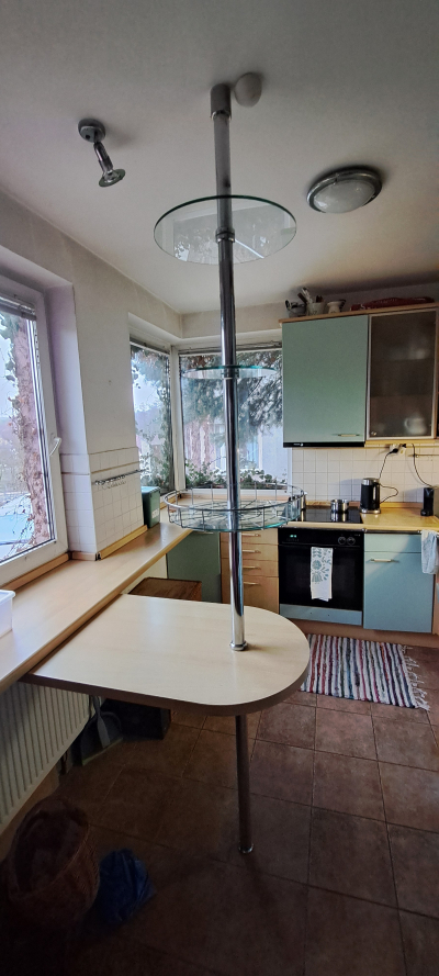 Nerezová tyč s kulatými policemi