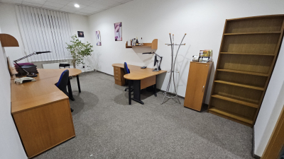 3 kancelářské stoly HOBIS + doplňky