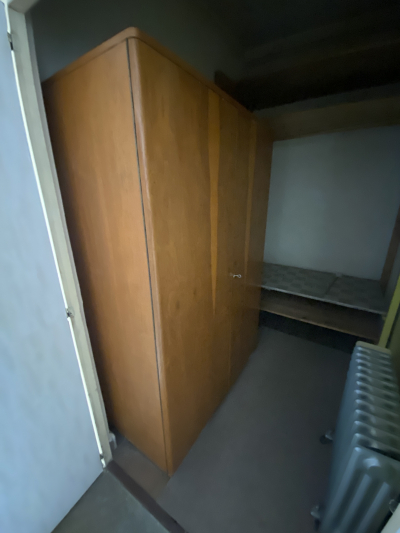 Stará velká šatní skříň z masivu.