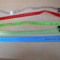 5 barevných plast. pásků na ruce