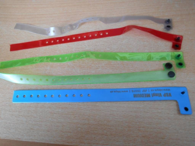 5 barevných plast. pásků na ruce