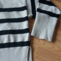 Širší svetr s pruhy a rozparky zn. Bershka vel. M/ L/ XL