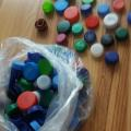 Barevná různě velká víčka na tvoření