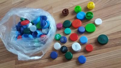 Barevná různě velká víčka na tvoření