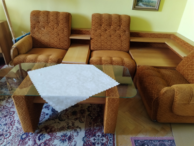 3 křesla, 2 úložné prostory a stůl