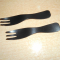 2 malé plastové vidličky černé nepoužité*