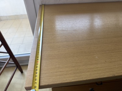 Stůl ze dřeva se šuplíky