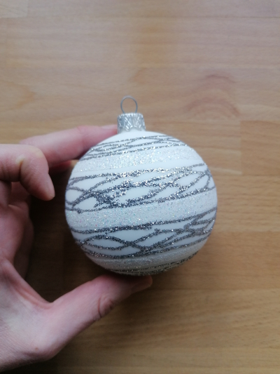 Vánoční bílo-stříbrná baňka
