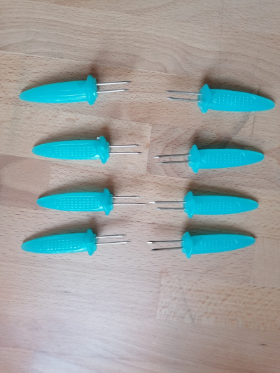 Modré držáky na vařené kukuřiční klasy