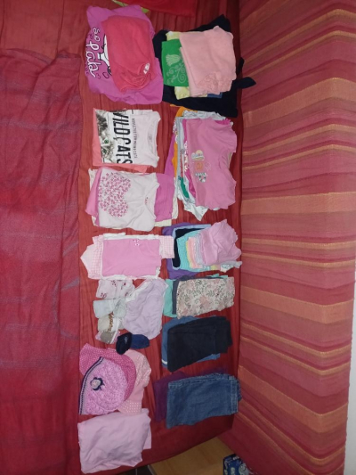 Balík oblečení pro holčičku, velikost 104-110.