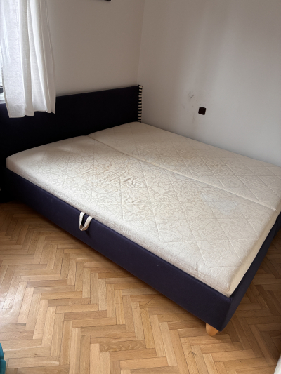 Čalouněná postel dvoulůžko